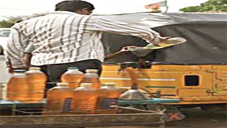  کھلا پٹرول بیچنے پر 2دکاندار گرفتار