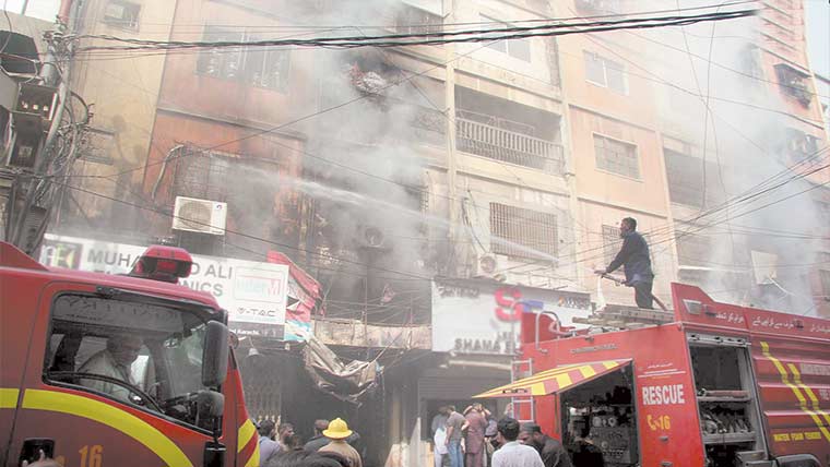 صدر ریگل چوک کے قریب بلڈنگ میں آگ لگ گئی ،رہائشیوں کو بچالیا گیا