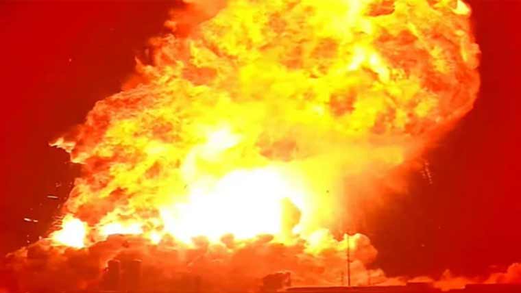  سپس ایکس کا سٹارشپ معمول کے  ٹیسٹ کے دوران دھماکے سے پھٹ گیا