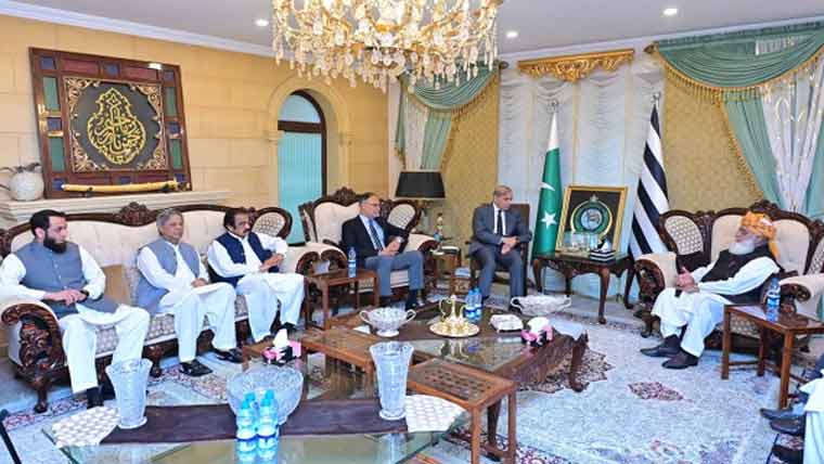  شہباز شریف کی مولانا فضل الرحمن  سے ملاقات،صاحبزادے کے  اغوا کی کوشش پر تشویش ، ملوث  افراد کی جلد گرفتاری کے احکامات 