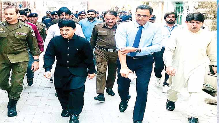 کمشنر کاامام بارگاہ حسینیہ گجرات ،جلوس کے روٹ کادورہ 