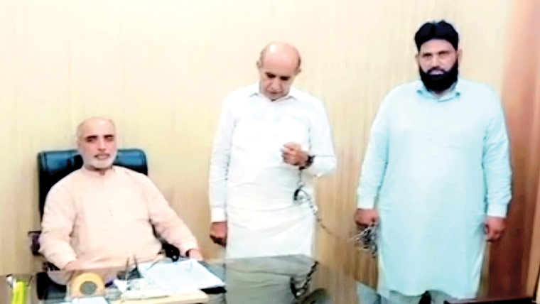  17سکیل کا اکاؤنٹس آفیسر رشوت لیتے ہوئے رنگے ہاتھوں گرفتار