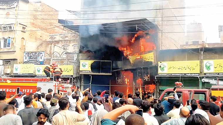 پلازہ میں سلنڈر دھماکا،2 خواتین سمیت 3 افرادجھلس گئے 