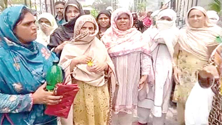 وزیر آباد : امدادی رقم کے سنٹر پر بد انتظامی ، خواتین خوار 