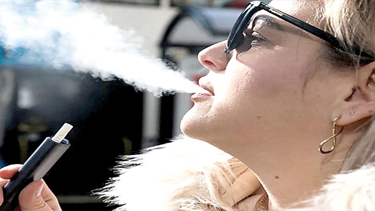 برقی سیگریٹیں روایتی سیگریٹوں کے مقابلے میں زیادہ زہریلی 