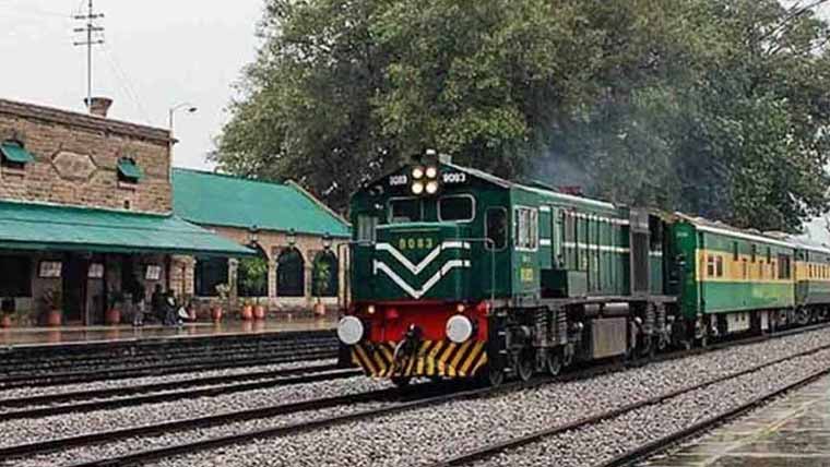  ریلویز نے 16 مسافر ٹرینوں سے 30 بوگیاں کم کردیں