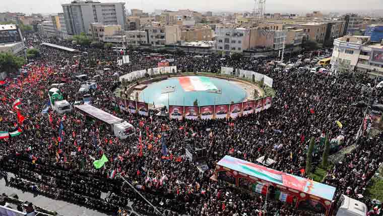 ایران :جنگ میں شہید ہونیوالے  کمانڈرزسائنسدانوں کی نماز جنازہ ادا