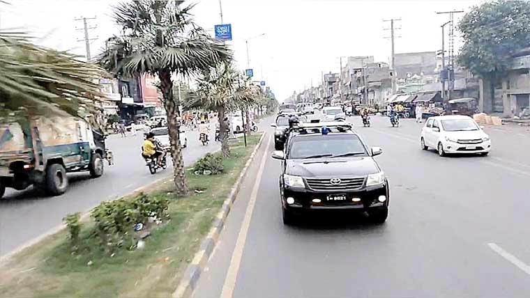  سیالکوٹ:امن وامان برقرار رکھنے کیلئے فلیگ مارچ 