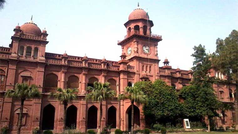 طالبہ کو پی ایچ ڈی کی ڈگری جاری 