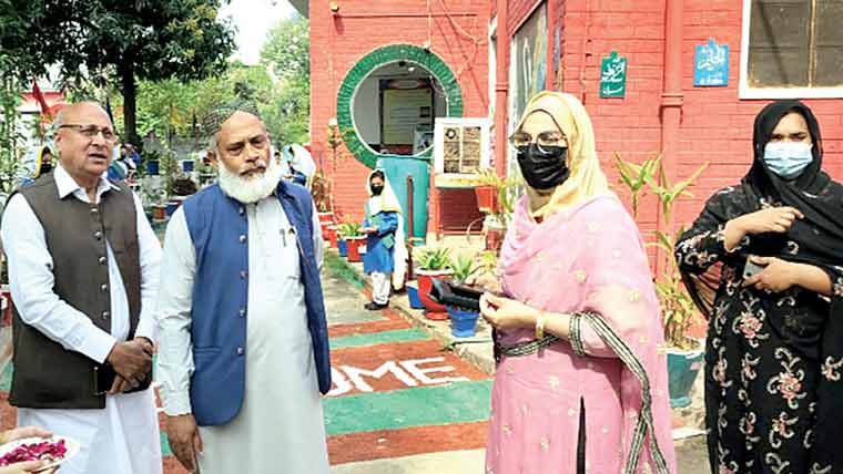   چیف ایگزیکٹو ڈسٹرکٹ ایجوکیشن  اتھارٹی کا گورنمنٹ گرلز ہائیر  سیکنڈری سکول بھیرہ کا دورہ