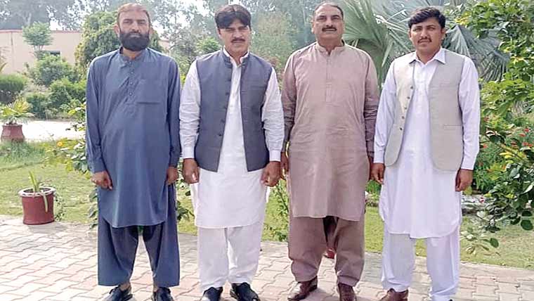 ڈسٹرکٹ ایجوکیشن آفیسر میانوالی  اور ڈپٹی ڈی ای او پپلاں کا  میٹرک امتحانی سینٹر کا دورہ