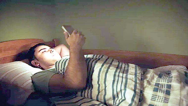  لیٹ کر موبائل کا استعمال، بے خوابی کا خطرہ 59 فیصد زیادہ 