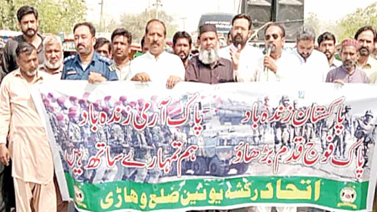 رکشا یونین کی فوج سے اظہار یکجہتی  ریلی،سرحد پر لڑنے کیلئے تیار