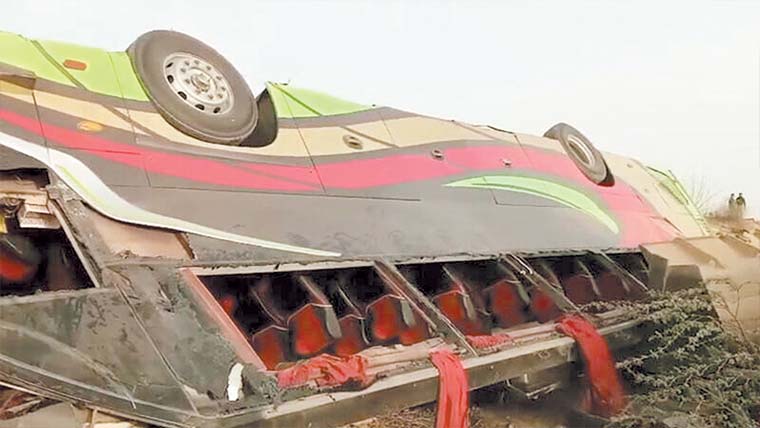  بس الٹنے سے 2 خواتین سمیت 4 افراد جاں بحق، 17 زخمی