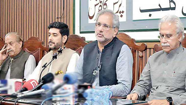 ملک آئین کے مطابق چلائیں ،جوہورہا  نوازشریف ذمہ دار:شاہد خاقان عباسی