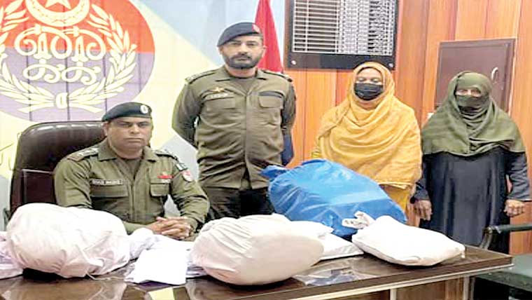 سیالکوٹ:پشاور سے لائی گئی منشیات کی کھیپ برآ مد‘ خاتون گرفتار 