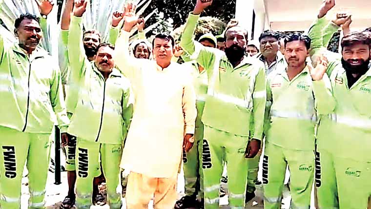 پیرمحل :سینٹری ورکرز کی بھی فوج سے اظہار یکجہتی کیلئے ریلی