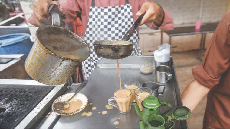 بیشتر چائے خانوں،ڈھابوں پر پتی اور دودھ میں خطرناک کیمیکلز کی ملاوٹ کا انکشاف