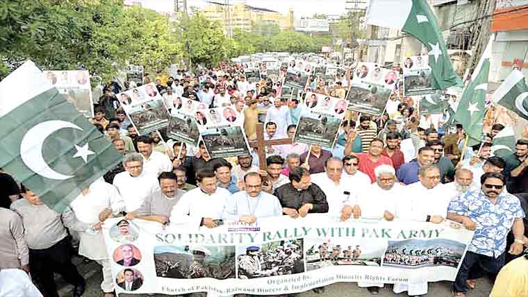  نولکھا چرچ کے سامنے پاک فوج  سے اظہار یکجہتی کیلئے مظاہرہ