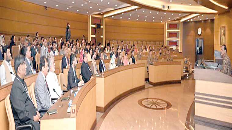 بھارت ایل او سی کے اطراف کسی بھی جگہ حملہ کرسکتا : وزیر دفاع، پاکستان کا دوسرا میزائل تجربہ، ہماری جغرافیائی سالمیت کو چیلنج کیا گیا تو بھرپور جواب دینگے : آرمی چیف 