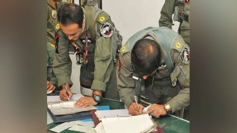 پاکستانی پائلٹس نے بھارت پر حملے  سے قبل وصیت نامے پر دستخط کئے 