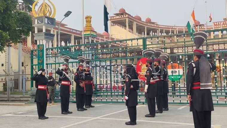 واہگہ بارڈر پر جشنِ فتح، رینجرز  کے جوانوں پر پھول نچھاور  بھارت پریڈ سے بھی بھاگ گیا