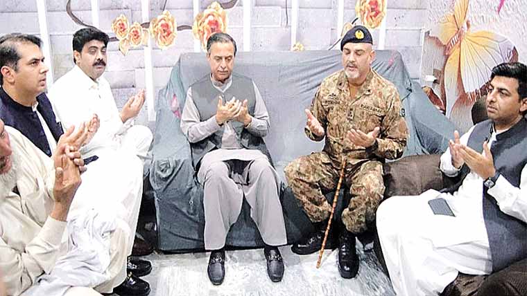 وفاقی وزیر جنید انوار کی شہید حوالدار نوید کے گھر جا کر فاتحہ خوانی