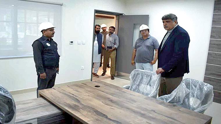 کمشنر کا زیر تعمیر نواز شریف انسٹیٹیوٹ آف کارڈیالوجی کا دورہ