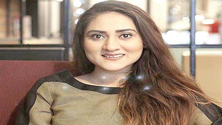 ثنا عسکری کی پابندی کے باوجود بالی ووڈ  میں کام کے خواہاں فنکاروں پر تنقید