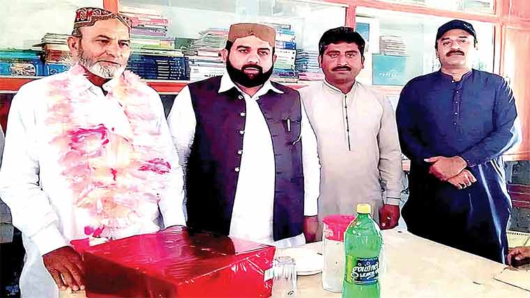  سینئر ٹیچر راجہ ربنواز اپنی مدت  ملازمت پوری ہونے پر ریٹائرڈ 