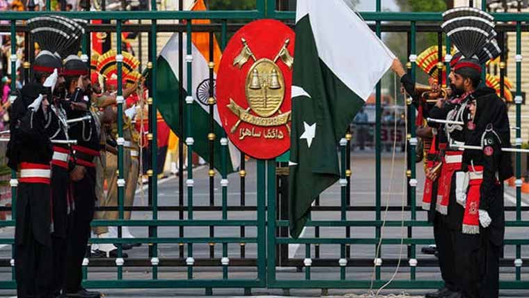 پاکستانی سفارتی اہلکار بھارت  سے وطن واپس پہنچ گئے