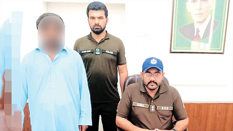 مشکوک شخص کی چیکنگ، کلاشنکوف  اور پستول برآمد ،مقدمات درج