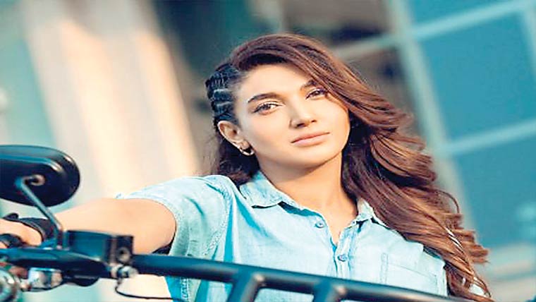 اداکارہ ثنا کی جم میں  ورزش کی بولڈ ویڈیو وائرل