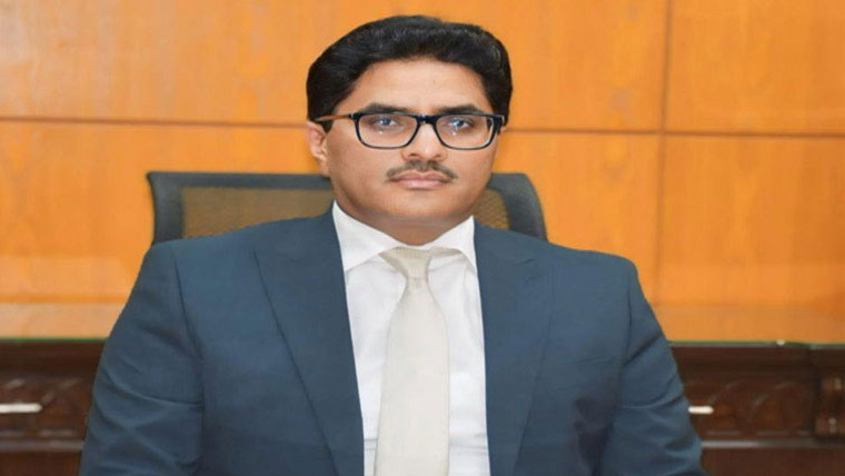 ڈپٹی کمشنر چنیوٹ کی بھوآنہ میں  شہید میجر ثاقب کی قبر پر حاضری