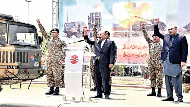 صدر کا گوجرانوالہ چھاؤنی کا دورہ ،آرمی چیف نے استقبال کیا 