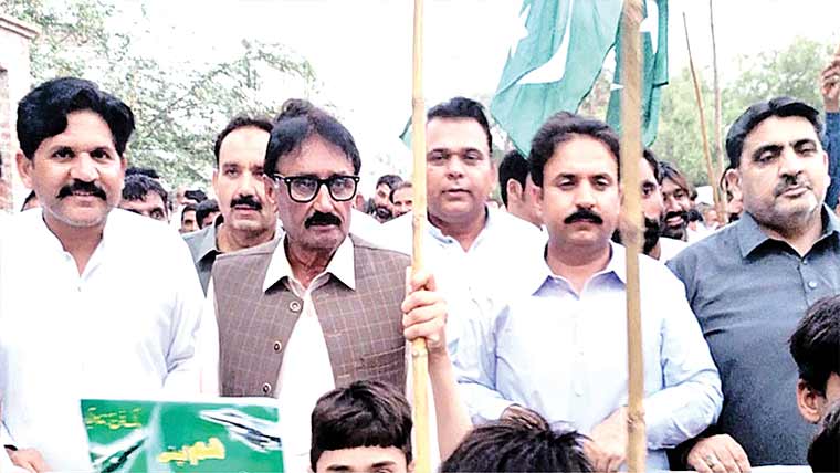 پاک فوج سے اظہار یکجہتی کیلئے ریلی ،آتشبازی کا شاندار مظاہرہ