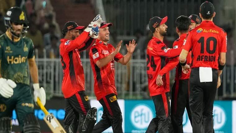  لاہور قلندرز نے پشاور زلمی کو ہرا کر پی  ایس  ایل  سے  باہر  کر  دیا 