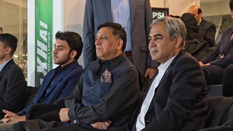 ایئرچیف ظہیراحمدبابرمیچ دیکھنے راولپنڈی سٹیڈیم پہنچ گئے 