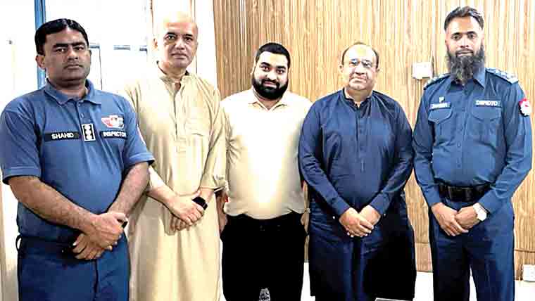 گجرات چیمبر آف سمال  ٹریڈرز کے عہدیداروں کی  ڈ ی ایس پی ٹریفک سے ملاقات 