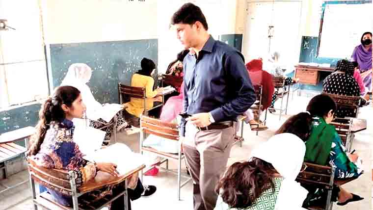 اسسٹنٹ کمشنر گجرات بلال زبیر کا  دورہ امتحانی مرکز ، سہولیات کا جائزہ 