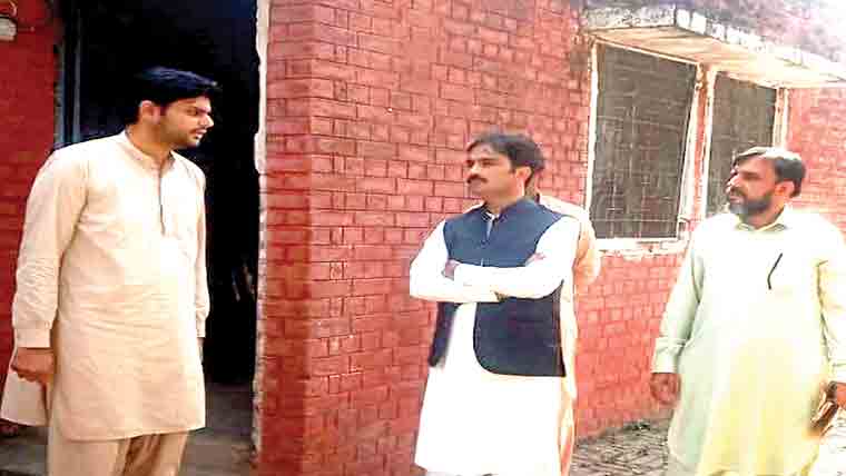 اسسٹنٹ کمشنر سرائے عالمگیر فاروق  اعظم کا بنیادی مرکز صحت کھوکھر کا دورہ