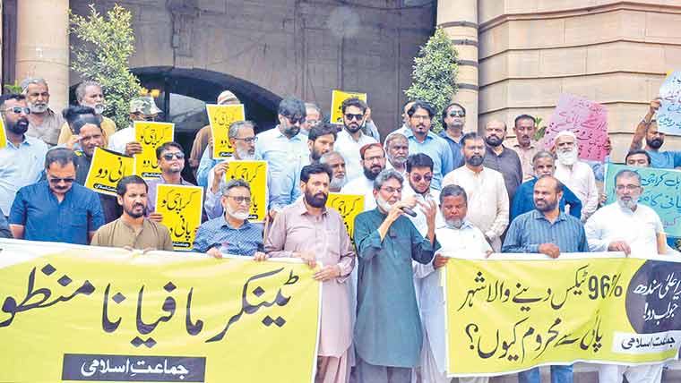 سٹی کونسل کے اراکین کاپانی کی عدم فراہمی اور لوڈشیڈنگ کیخلاف مظاہرہ 