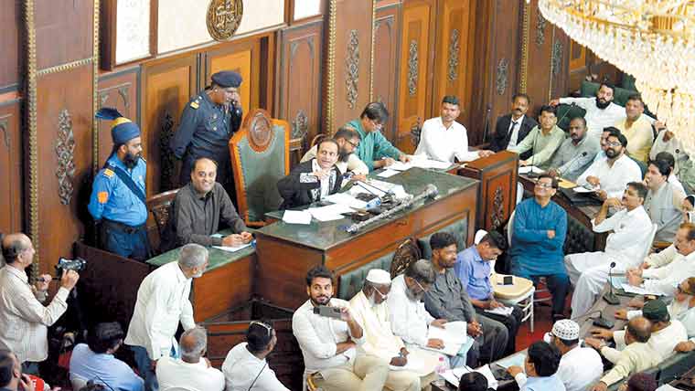 سڑکوں  ، گلیوں  میں  گاڑیاں  دھونے  پر  جرمانہ  :  سٹی  کونسل  کی  قرارداد 