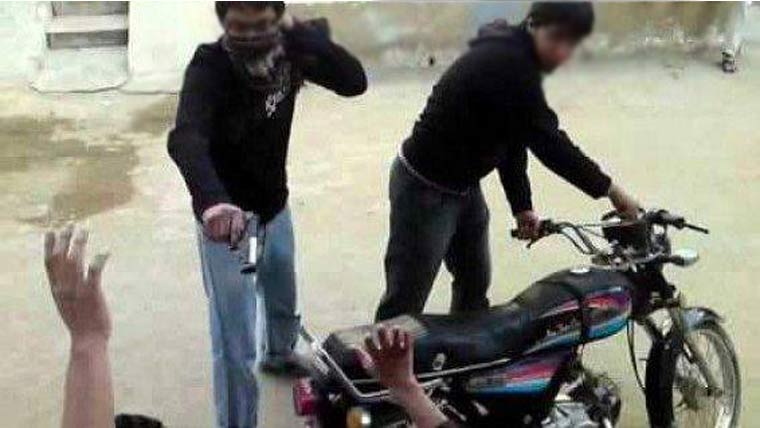  ڈاکو شہری سے موٹرسائیکل چھین کر فرار
