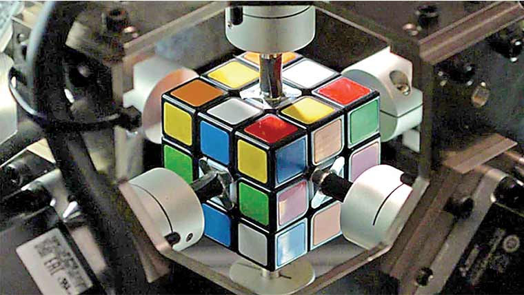 روبوٹ نے آنکھ جھپکنے سے پہلے روبک کیوب حل کر لیا
