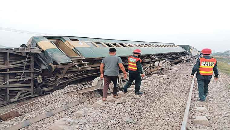  شالیمار ایکسپریس کی بوگیاں پٹری سے اترگئیں، 25 مسافرزخمی 