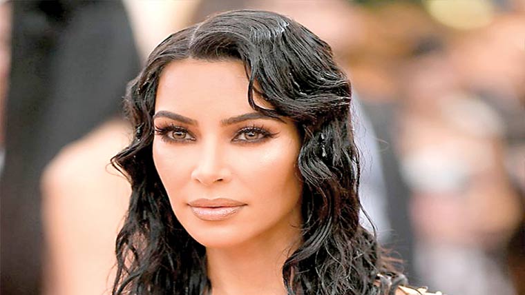 کِم کارڈیشین نے چھ سال  بعد قانون کی تعلیم مکمل کرلی 