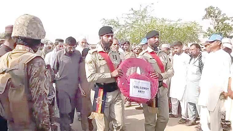 خضدار بس پر حملے میں شہید  جوان کی نماز جنازہ ادا،فوجی  اعزاز کیساتھ سپرد خاک 