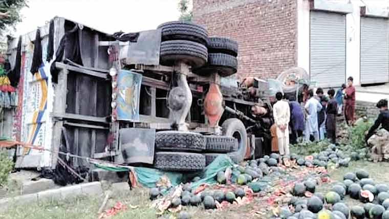  ریس لگاتے دو ڈمپر الٹ گئے تربوز فروش جاں بحق ہو گیا