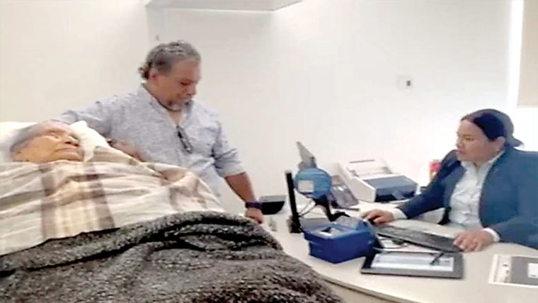 شناخت کیلئے بینک نے بیمار خاتون کو بستر سمیت بلوا لیا